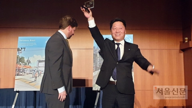 장덕천 부천시장이 지속가능한 교통 특별상을 수상한 뒤 토로피를 들고 기뻐하고 있다. 부천시 제공