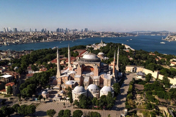 지난달 28일(이하 현지시간) 항공 촬영한 터키 이스탄불의 관광 명소 아야 소피아. 2일 터키 최고법원은 이곳을 박물관에서 모스크로 전환하는 방안을 승인할 예정이다. 이스탄불 AFP 연합뉴스