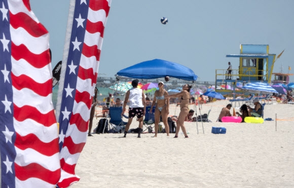 시민들이 1일(현지시간) 미국 플로리다주 마이애미 비치 해변에서 휴식을 취하고 있다. EPA 연합뉴스