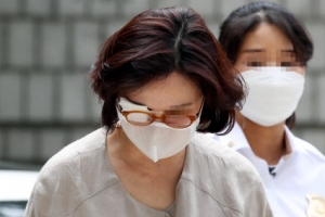 [포토] 지지자들 향해 인사하는 정경심 교수