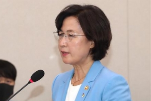 추미애, 수사지휘권 발동… 정면대응 안한 윤석열