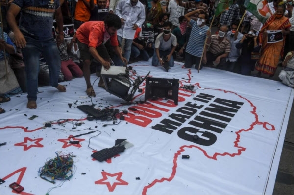 지난달 18일 인도 서부 서벵골주 콜카타에서 시위대가 중국산 제품 보이콧 항의 시위를 하기에 앞서 중국산 전자제품들을 부수고 있다. 콜카타 AFP 연합뉴스