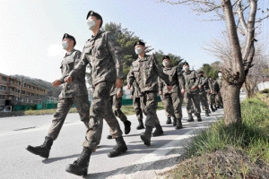 “야간작전 병사 생존율 높여라” 추억으로 남은 ‘전투복 칼주름’