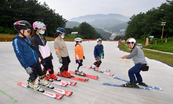 유소년 스키팀을 지도하는 이창우 감독이 선수들에게 효과적인 기문 통과법에 대해 강의하고 있다.