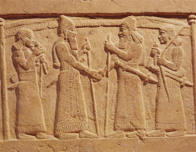 아시리아의 왕 살만에세르 3세와 바빌로니아의 통치자가 악수하는 장면이 새겨진 기원전 9세기 부조. 악수는 고대 그리스에서 무기를 소지하고 있지 않다는 사회규범적 표현으로 고안됐지만 지금 가장 흔한 인사법으로 통용되고 있다. 시공사 제공