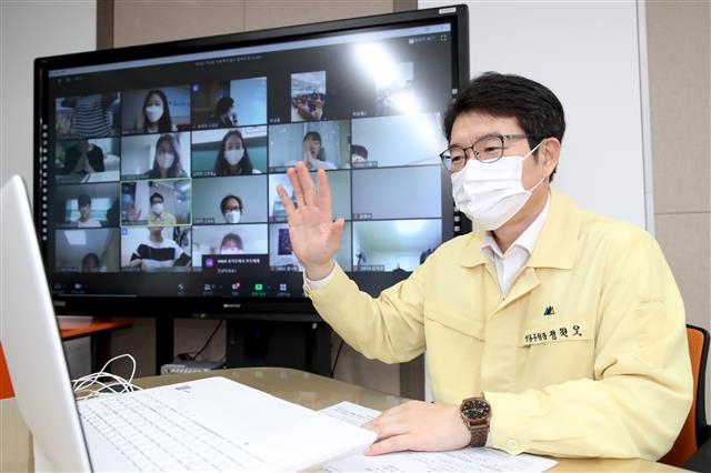 정원오 성동구청장이 지난 1일 구청 4차산업혁명체험센터에서 개최된 창의인재 육성을 위한 프로젝트 ‘성동 스마트포용도시 4·0, 청소년연구원 양성 프로젝트’ 첫 강의에서 청소년들을 격려하고 있다. 성동구 제공