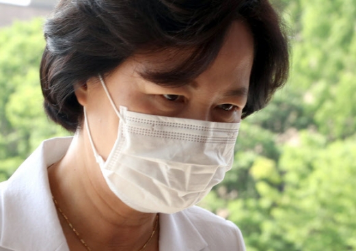 [포토] 굳은 표정으로 법무부 청사 들어서는 추미애 장관