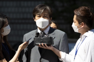 진중권 “조국 논문 아무리 읽어도 내로남불”