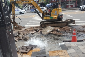 인천 제물포역 부근 상수도관 터져 4일 새벽 단수