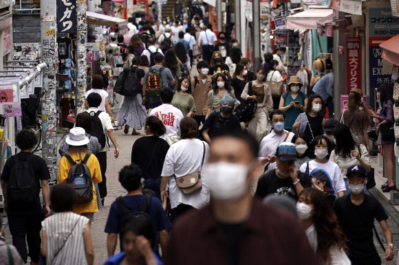 3일 도쿄에서 마스크를 쓴 시민들이 걷고 있다. AP통신