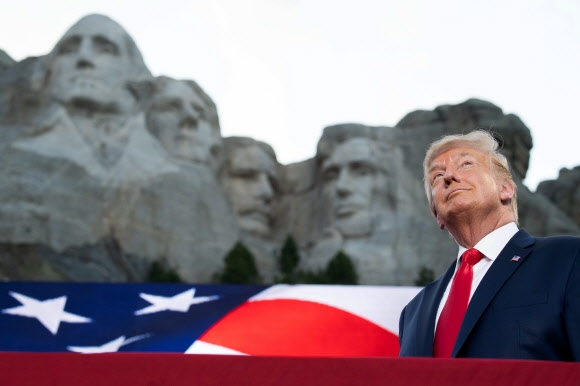 ‘큰 바위 얼굴’ 앞에 선 트럼프