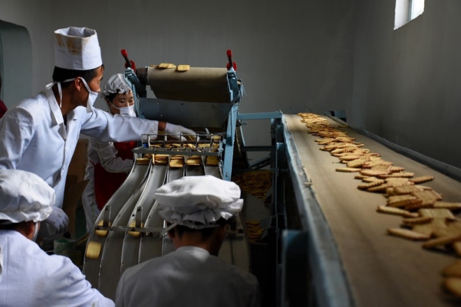 세계식량계획(WFP)의 지원으로 북한 공장에서 영양비스킷을 생산하는 모습. WFP 홈페이지 캡처