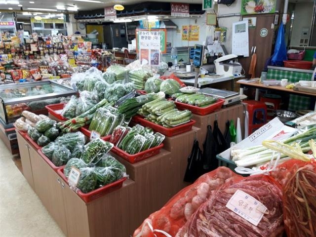 지난 3일 경기 성남 분당구 수내동 금호행복시장 지하 식료품 코너. 장 보러 오는 손님이 없어 매대에 물건만 쌓인 채 상가 내부가 한산하다.