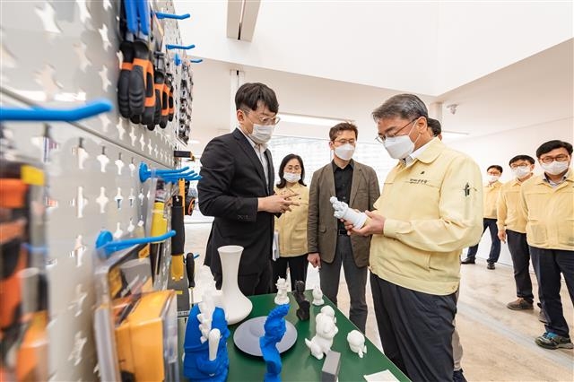 김선갑(오른쪽) 광진구청장이 지난 1일 광진구 세종대학교캠퍼스타운 거점센터 가온누리Ⅰ에서 3D프린터를 활용한 작품을 보고 있다. 광진구 제공