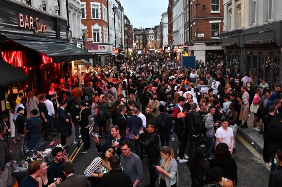 4일(현지시간) 영국 런던 소호지구에서 사람들이 술 마시며 즐기고 있다. 신종 코로나바이러스 감염증(코로나19) 사태로 지난 3월 말 문을 닫았던 영국의 펍과 카페, 레스토랑 등은 이날부터 일제히 영업을 재개했다. AFP 연합뉴스