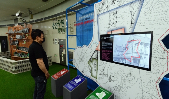 6일 서울 녹사평역에 마련된 ‘용산공원 플랫폼’에서 지하철 탑승객이 전시물을 살펴보고 있다. 서울시는 지난해 3월 공공미술 프로젝트 ‘서울은 미술관’의 일환으로 녹사평역을 지하예술정원으로 변모시켜 개장했고 지하예술정원 1층에 용산공원 갤러리 홍보공간을 운영하고 있다.  2020. 7. 6 정연호 기자 tpgod@seoul.co.kr