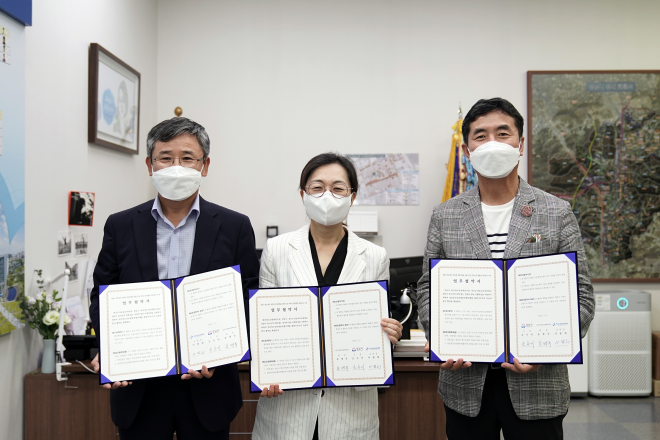 6일 오전 시장 집무실에서 은수미(가운데) 시장과 송병국(왼쪽 첫번째) 한국청소년정책연구원장, 이범희(왼쪽 세번째) 성남교육지원청 교육장이 성남시 청소년의 건강한 성장지원을 위한 공공서비스의 통합적 네트워크 구축에 관한 협약을 맺고 기념사진을 찍고있다. 성남시 제공