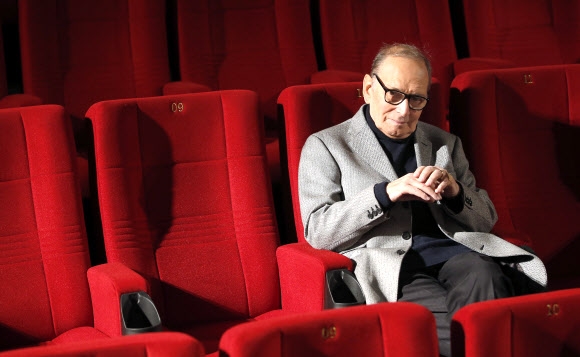 5일(이하 현지시간) 92세를 일기로 눈을 감은 영화음악 거장 엔니오 모리코네가 지난 2013년 12월 6일 독일 베를린 콘서트를 앞두고 홍보 사진 촬영에 응하고 있다. AP 자료사진 연합뉴스 