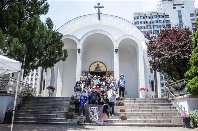 성 니콜라스 대성당 앞에서 주임신부와 함께 기념 촬영을 하고 있다.