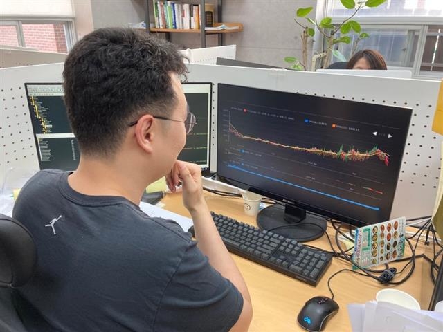 빅데이터 기반 농산물 가격 예측 정보 서비스 업체인 ‘팜에어’의 개발자 임현진 팀장이 지난달 26일 서울 마포구의 사무실에서 날씨, 환율, 수출입 관련 빅데이터를 수집해 국내 농산물 가격을 표준화하는 작업을 하고 있다.