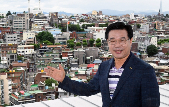 성장현 용산구청장이 지난 3일 용산구청 옥상에서 서울신문과의 인터뷰에 앞서 단군 이래 최대 재개발로 불리는 한남3구역을 배경으로 포즈를 취하고 있다. 성 구청장은 “용산구에 뉴타운만 약 30만평 규모에 달하는 등 상당 규모의 지역이 재개발·재건축을 진행하고 있다”면서 “용산의 용틀임은 이제부터 시작”이라고 말했다. 이종원 선임기자 jongwon@seoul.co.kr