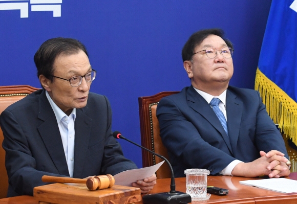 더불어민주당 이해찬(왼쪽) 대표가 6일 국회에서 열린 민주당 최고위원회의에서 모두발언을 하고 있다. 오른쪽은 김태년 원내대표. 김명국 선임기자 daunso@seoul.co.kr
