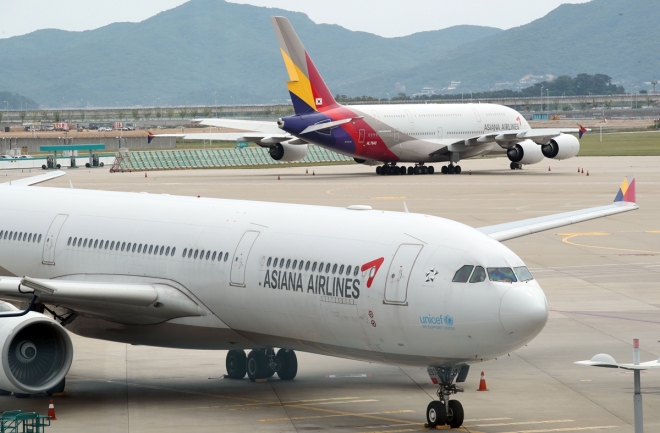 인천국제공항 1터미널 계류장에 아시아나항공 여객기가 멈춰 서 있다.   연합뉴스