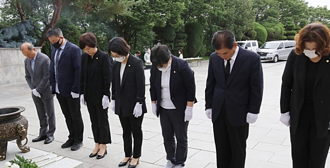 정맹숙(가운데) 안양시의회 의장과 상임위원장들이 7일 현충탑을 방문 헌화, 분향하고 있다. 안양시의회 제공 