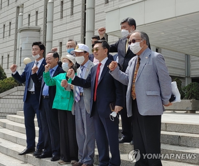 북한 상대 소송 승소에 기뻐하는 국군포로국군포로 한모(앞줄 오른쪽 세 번째) 씨와 소송대리인들/연합 