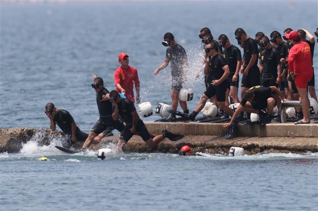 8일 오후 경북 포항시 남구 앞 바다에서 해병대원들이 전투 수영 훈련을 위해 바다로 뛰어들고 있다. 2020.7.8 뉴스1