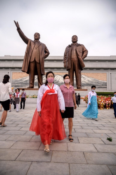 8일 북한 주민들이 김일성 사망 26주기를 맞아 헌화·참배하기 위해 평양 만수대를 찾고 있다. AFP 연합뉴스