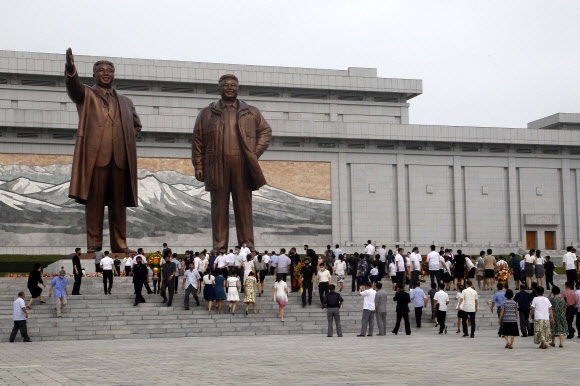 8일 북한 주민들이 김일성 사망 26주기를 맞아 헌화·참배하기 위해 평양 만수대를 찾고 있다. AP 연합뉴스