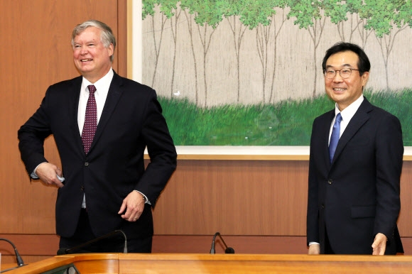이도훈(오른쪽) 외교부 한반도평화교섭본부장과 스티븐 비건 미국 국무부 부장관 겸 대북특별대표.