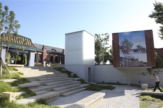 북촌마을 안내소 홍현. 콘크리트 옹벽과 20년 이상 된 낡은 창고, 공중화장실을 철거하고 북촌의 한옥마을이 잘 보이도록 설계해 명소로 떠올랐다. 2016년 대한민국 국토경관디자인대전에서 대통령상 등을 받았다. 종로구 제공