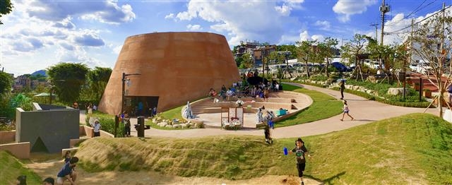 산마루 놀이터. 가난하던 시절 어머니들이 바느질로 아이들을 학교에 보냈다는 역사가 있는 창신동 꼭대기에 붉은 골무를 형상화해 지은 놀이터. 2019 대한민국 국토대전 대통령상을 받았다.  종로구 제공