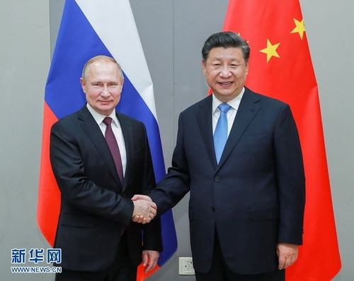 시진핑(오른쪽) 중국 국가주석과 블라디미르 푸틴 러시아 대통령이 지난해 11월 13일(현지시간) 브라질 수도 브라질리아에서 열린 브릭스(BRICS·브라질, 러시아, 인도, 중국, 남아공) 제11차 정상회의에서 만나 악수를 나누고 있다. 서울신문DB