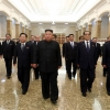 마스크도 안 쓰고 태양궁 참배한 김정은