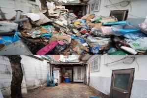 3살배기 살던 쓰레기집…동대문, 8t 분량 대청소