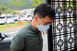 ‘미투’ 김지은, 안희정 상대 3억 손배소 6월 첫 재판