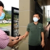 ‘모친상’ 안희정, 광주교도소 재수감…말없이 지지자와 악수