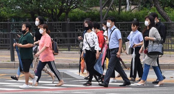 지난달 24일 서울 광화문네거리에서 시민들이 우산을 들고 출근길 발걸음을 재촉하고 있다. 오장환 기자 5zzang@seoul.co.kr