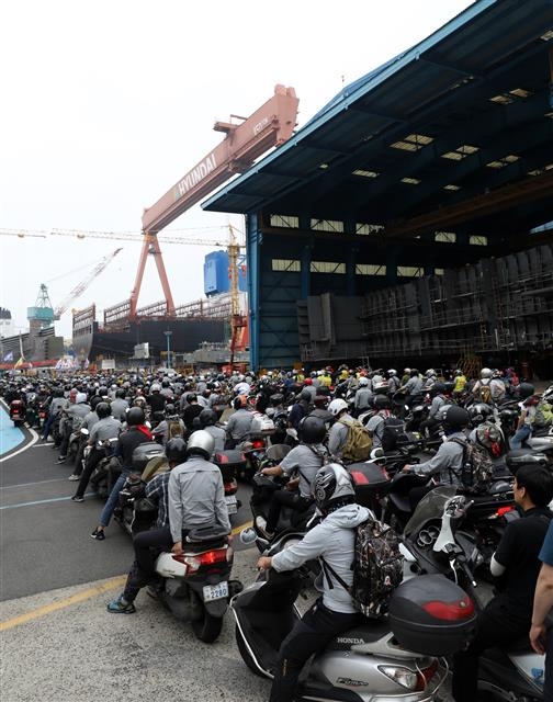 현대重 부분파업… 노조원들 ‘오토바이 경적 시위’ 