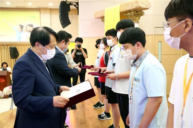 지난 3일 구로구청 강당에서 열린 제1기 청소년의회 개원식에서 이성(왼쪽) 구로구청장이 청소년 의원들에게 임명장을 전달하고 있다. 구로구 제공