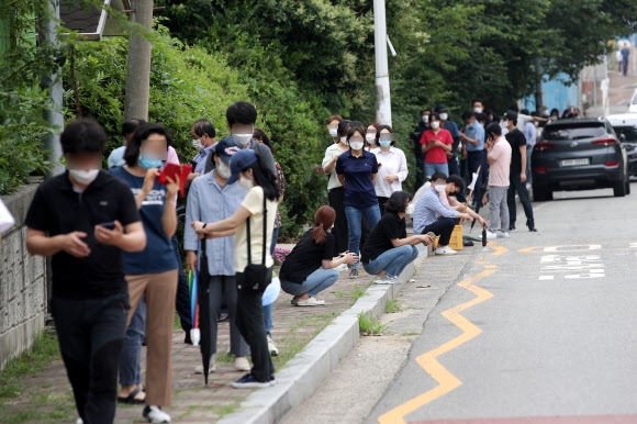 영암군 직원들이 9일 보건소에서 코로나19 검사를 받기 위해 길게 줄을 서 있다. 연합뉴스