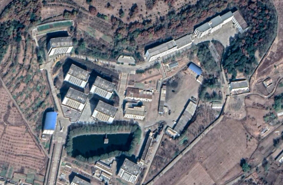 미국 CNN이 8일(현지시간) 핵시설이 가동 중이라는 정황이 포착됐다고 보도한 북한 평양시 만경대 구역 원로리 일대를 찍은 구글 어스의 위성사진. 2019년 11월 9일의 모습이다. 연합뉴스