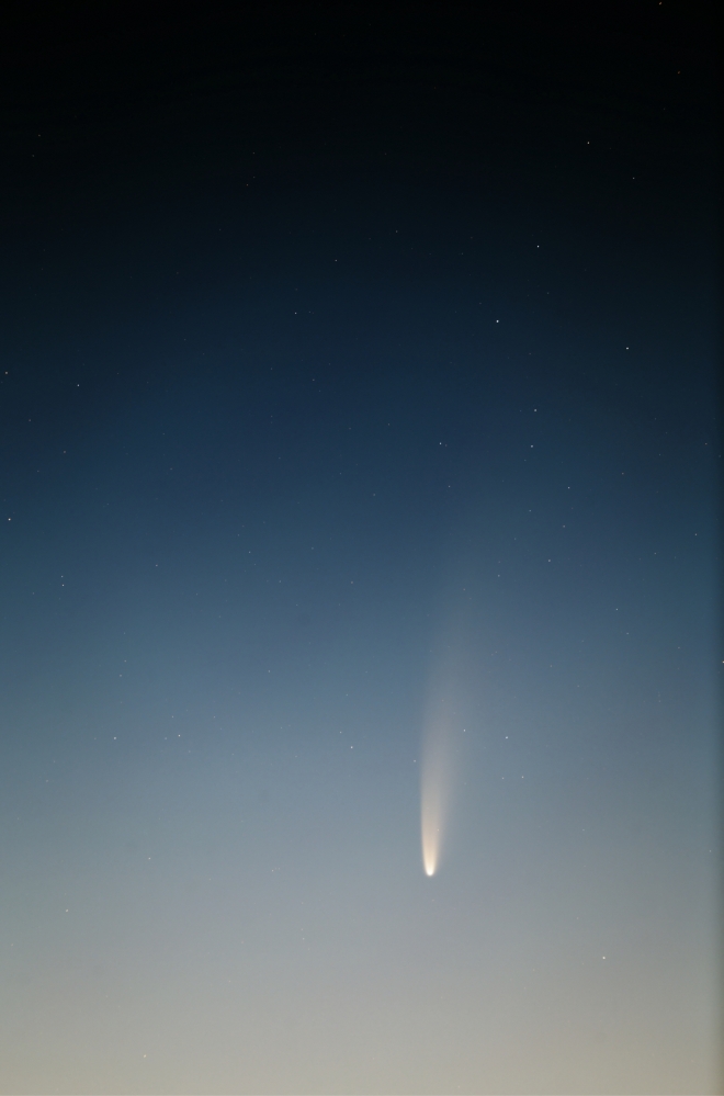 여름 밤 하늘을 가르는 혜성