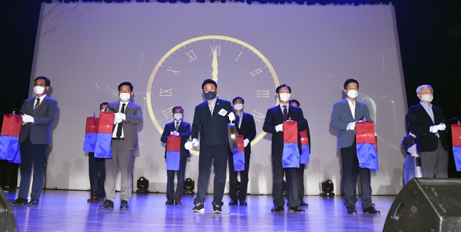 10일 경북도청에서 경북문화재단 출범식이 열렸다. 이철우(앞줄 왼쪽에서 세번째) 경북도지사가 행사에서 징을 크게 울리고 있다. 경북도 제공