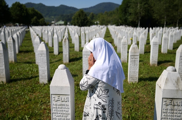보스니아헤르체고비나의 한 여인이 스레브레니차 학살 25주기인 11일 근처 포토차리의 희생자 유역을 찾아 간절한 기도를 올리고 있다. 포토차리 로이터 연합뉴스