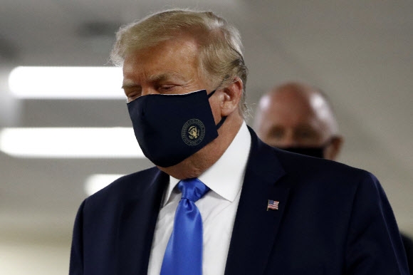 도널드 트럼프 미국 대통령이 11일(현지시간) 메릴랜드주 베데스다에 있는 월터 리드 국립의료원을 찾아 마스크를 쓴 채 복도를 돌아다니고 있다. 베데스다 AP 연합뉴스 