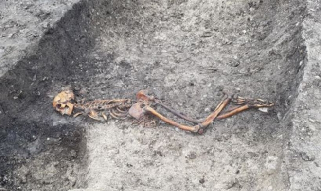 2500년 전 누군가에 처형돼 숨을 거둔 것으로 보이는 철기 시대 남성의 유해가 비교적 멀쩡하게 영국 버킹엄셔주 웬도버 근처 웰윅 농장에서 발견됐다. 찰흙 속에 파묻혀 있어 온전하게 보존될 수 있었던 것으로 추정된다. HS2 프로젝트 제공 영국 BBC 홈페이지 캡처